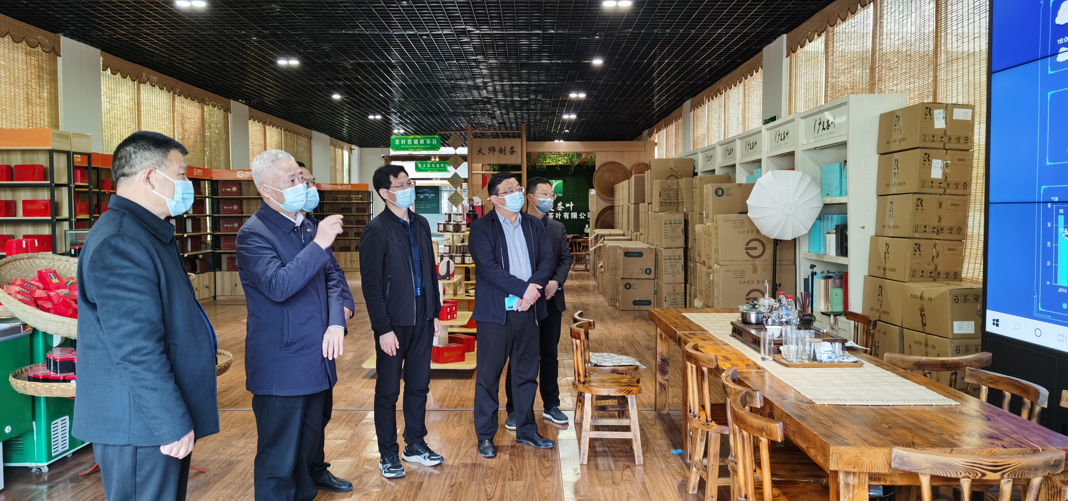 2022年4月1日，信陽市胡亞才市長來廣義茶印象園，關心春茶生產(chǎn)，指導春茶生產(chǎn)工作