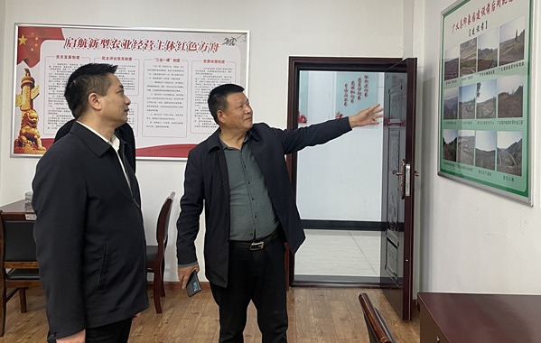 2022年11月9日 ，浉河區(qū)工會胡華庭主席來信陽市廣義茶葉有限公司慰問全國勞模李廣義同志，并傳達黨的二十大精神。